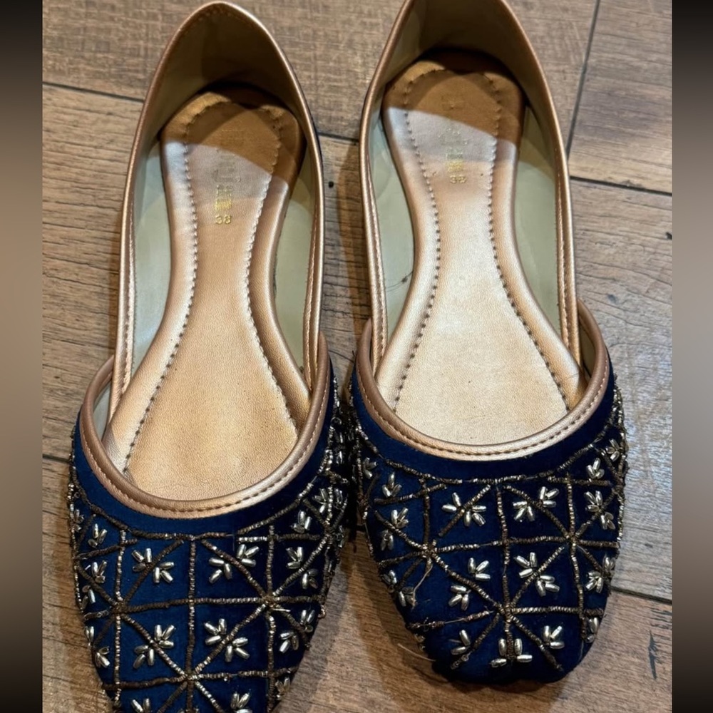 Size 7.5 Pakistani Brand BOrjan valvet khussa with golden tilla Work b